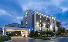 Holiday Inn Express & Suites Wilmington University Ctr